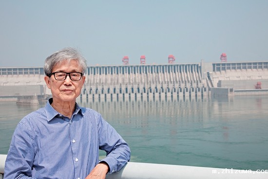 顾院士在三峡电站大坝前.jpg 顾院士在三峡电站大坝前.jpg