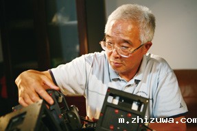 刘先林院士在研究数码相机