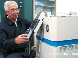 刘先林院士在研究数码相机